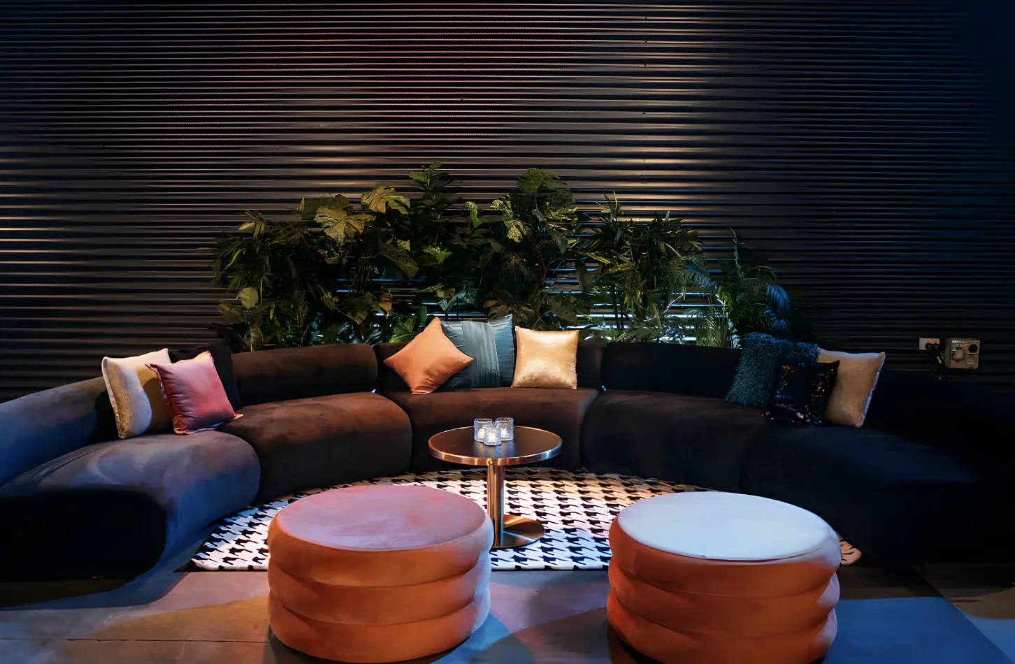 Apollo black velvet curved lounge detail view