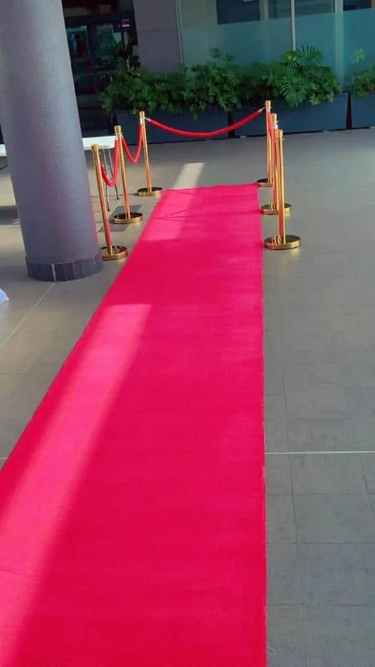 A 7m red carpet in front of a building.